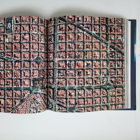 Overview hardcover drone/satellite photo book - Picture 7 of 8